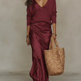 Abito maxi in raso con maglione a collo a V abbinato, stile elegante e raffinato